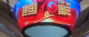 公司花20萬裝修的會議室，竟被客戶吐槽‘像網(wǎng)吧’？高級感會議室的屏幕選擇秘訣”